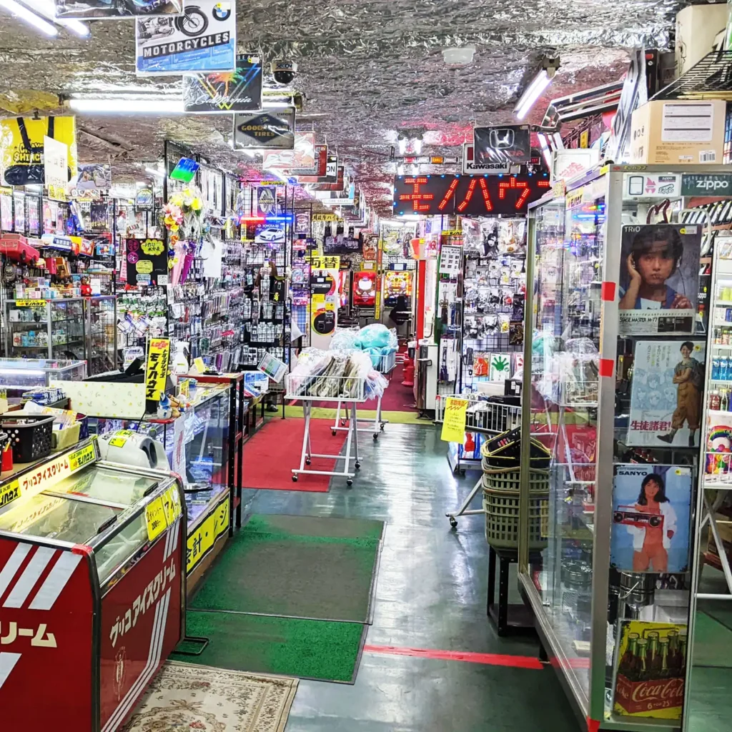 トラックショップ モノハウスの店内