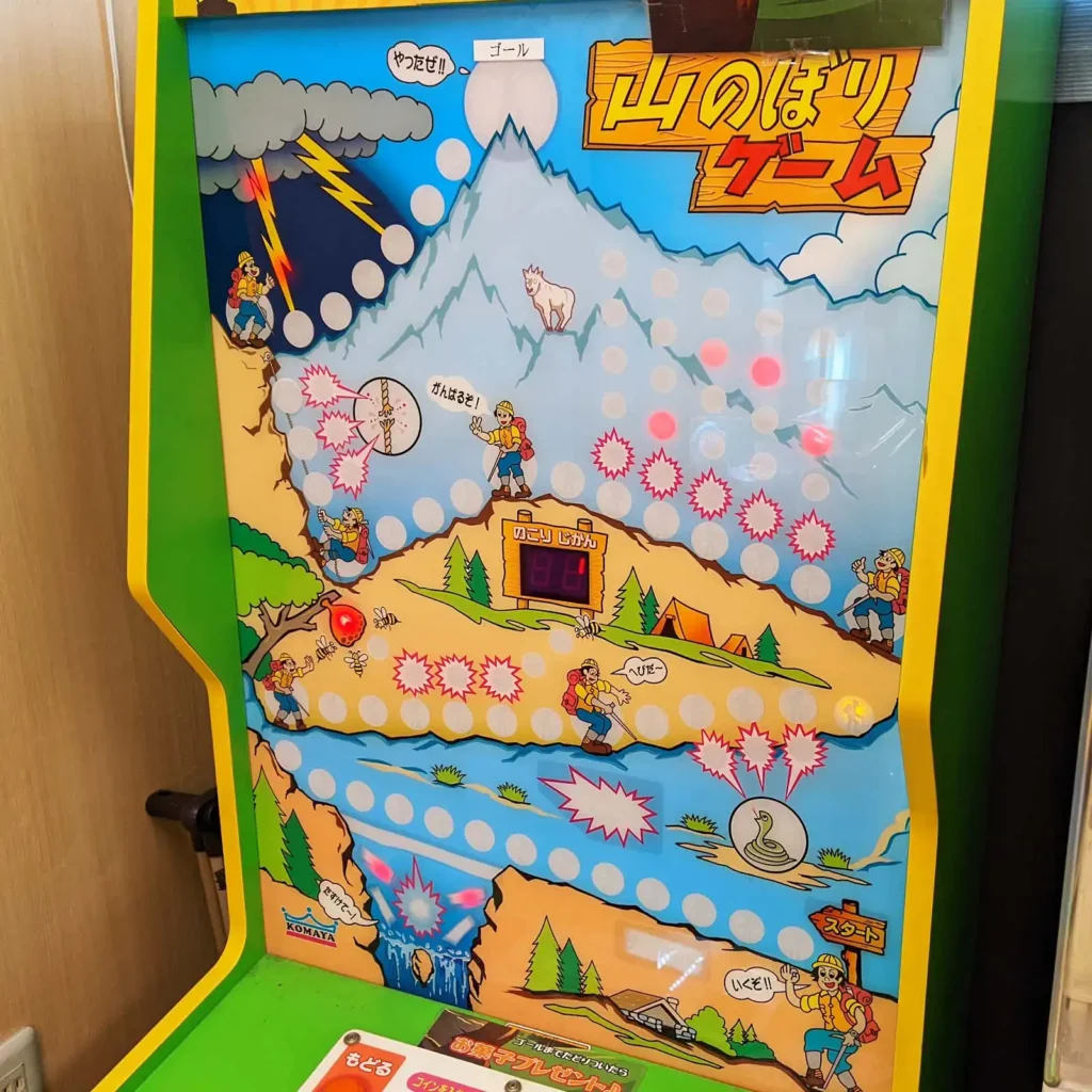 ランプの点灯でクライマーの移動を表現する山のぼりゲームの盤面